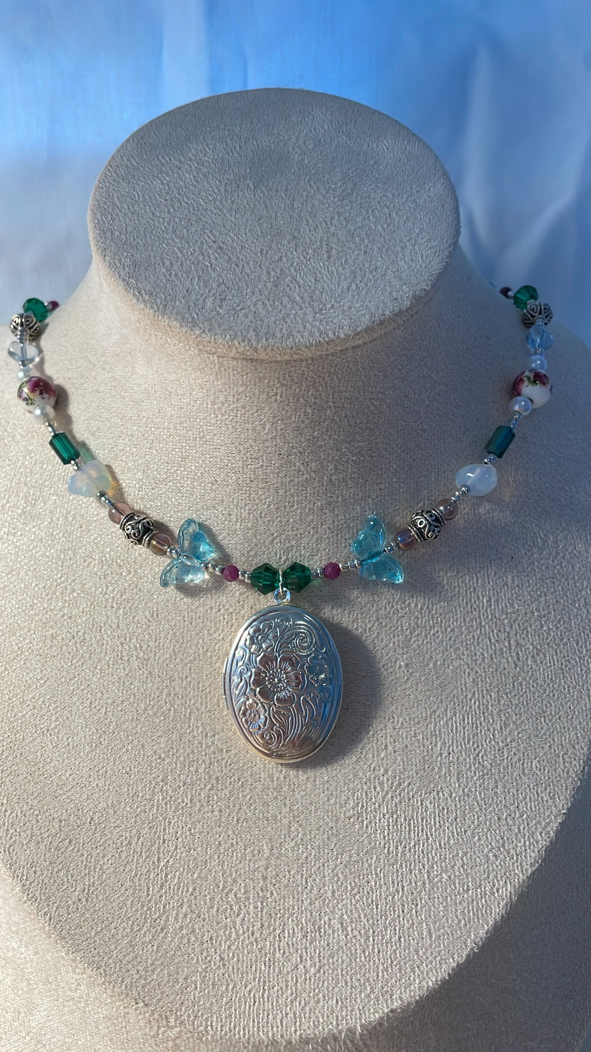 Arya locket necklace