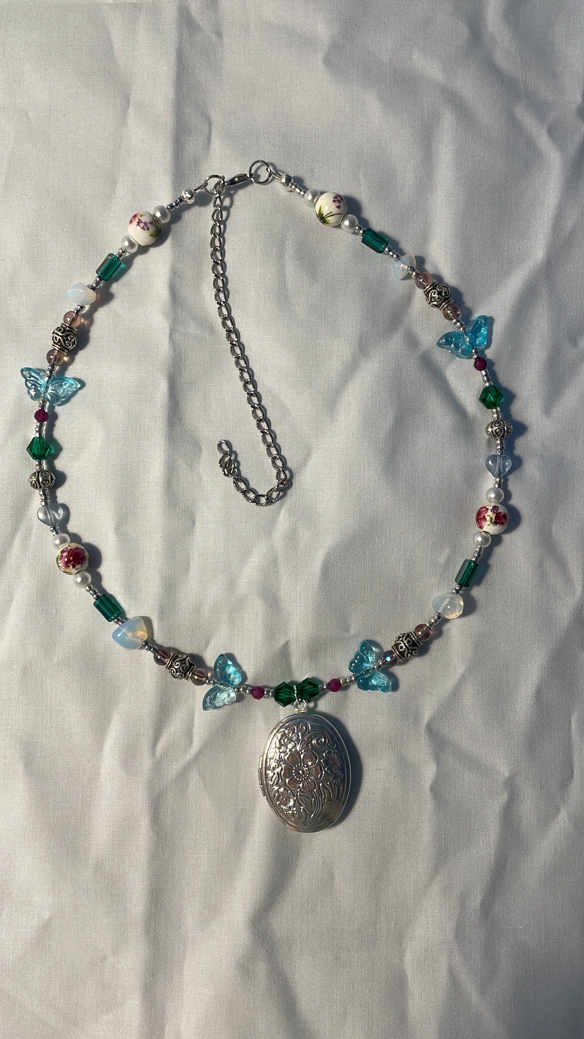 Arya locket necklace