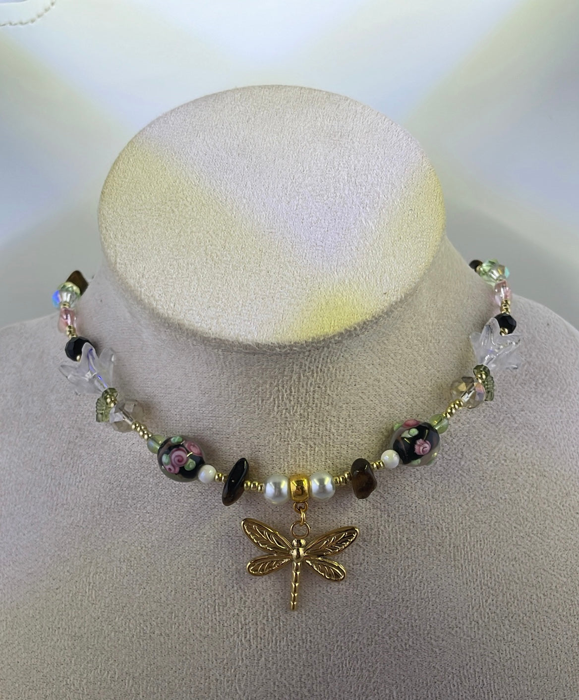 Dark woodland choker