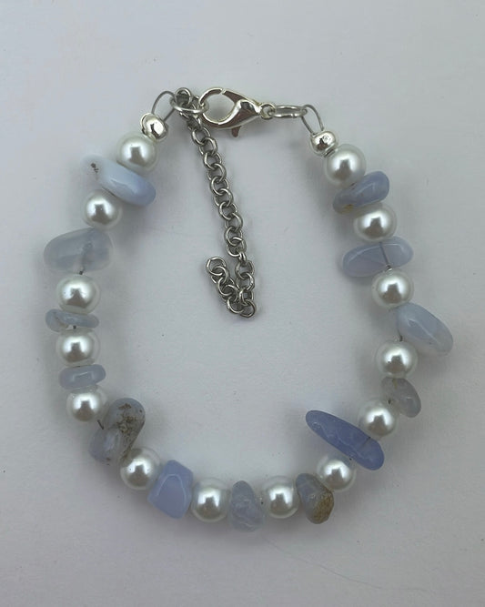 Blue lace agate and glass pearl bracelet